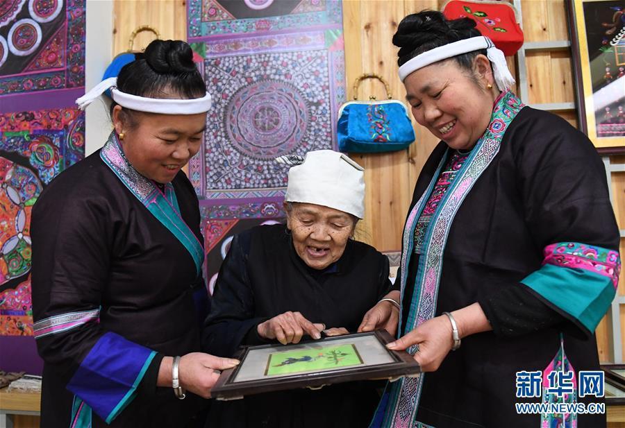 90-year-old Dong woman pass down traditional embroidery skills