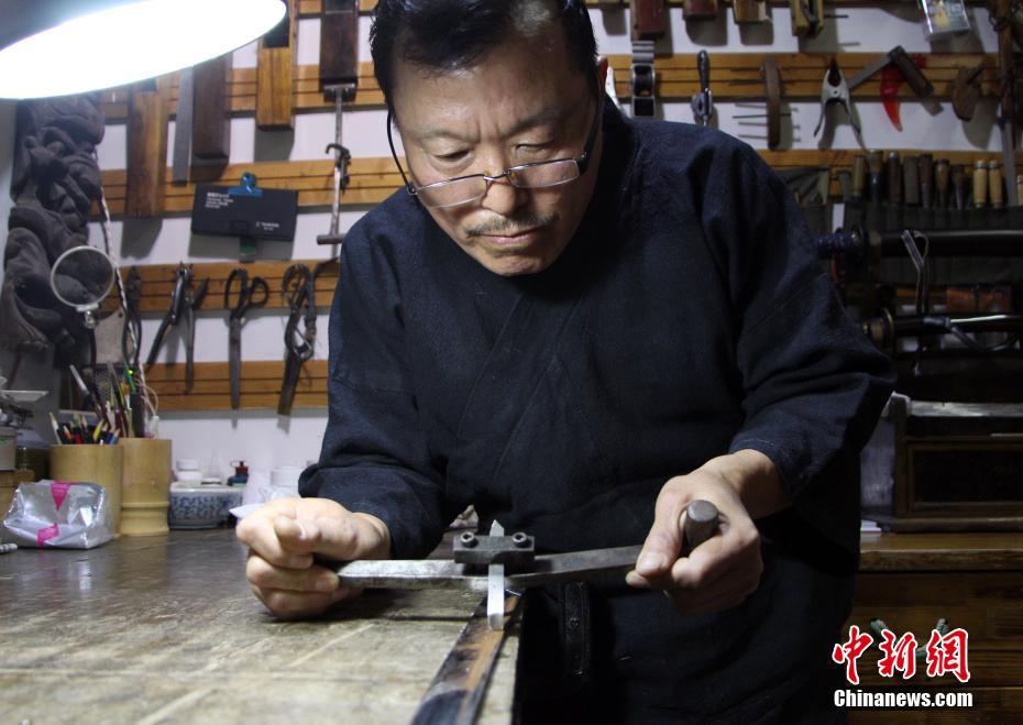 ‘Weapon doctor’ restores 500 ancient swords