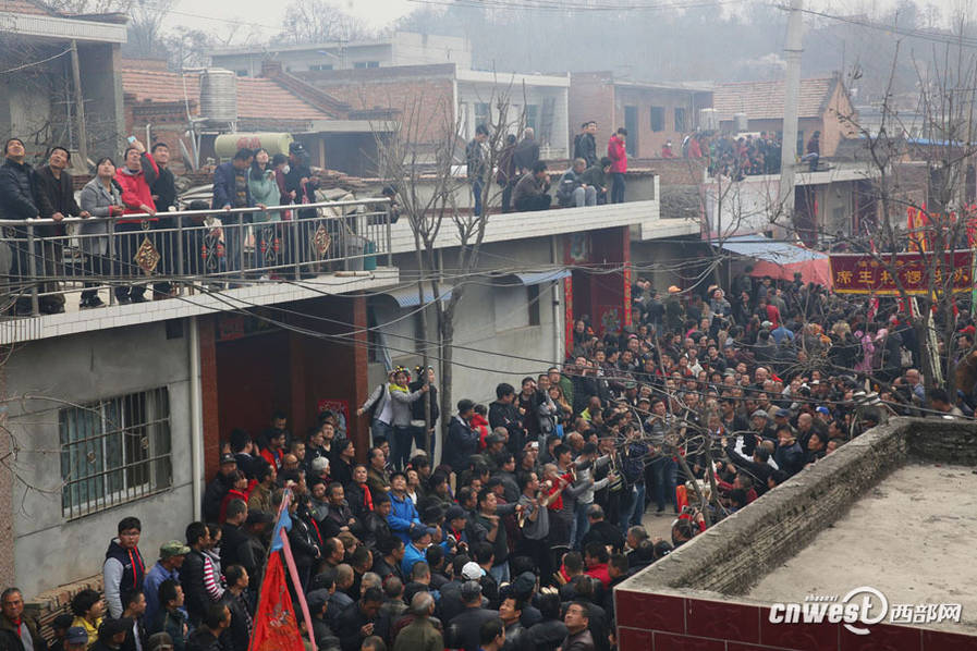 Over 100,000 people attend county temple fair in Shaanxi