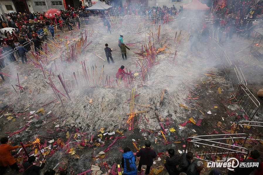 Over 100,000 people attend county temple fair in Shaanxi