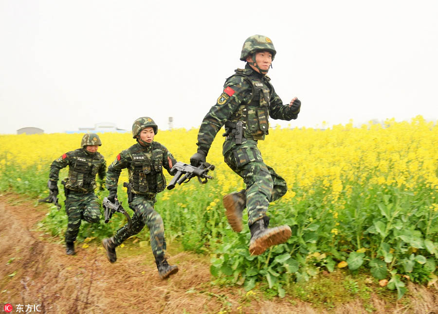 Armed police train in Jiangxi flower field