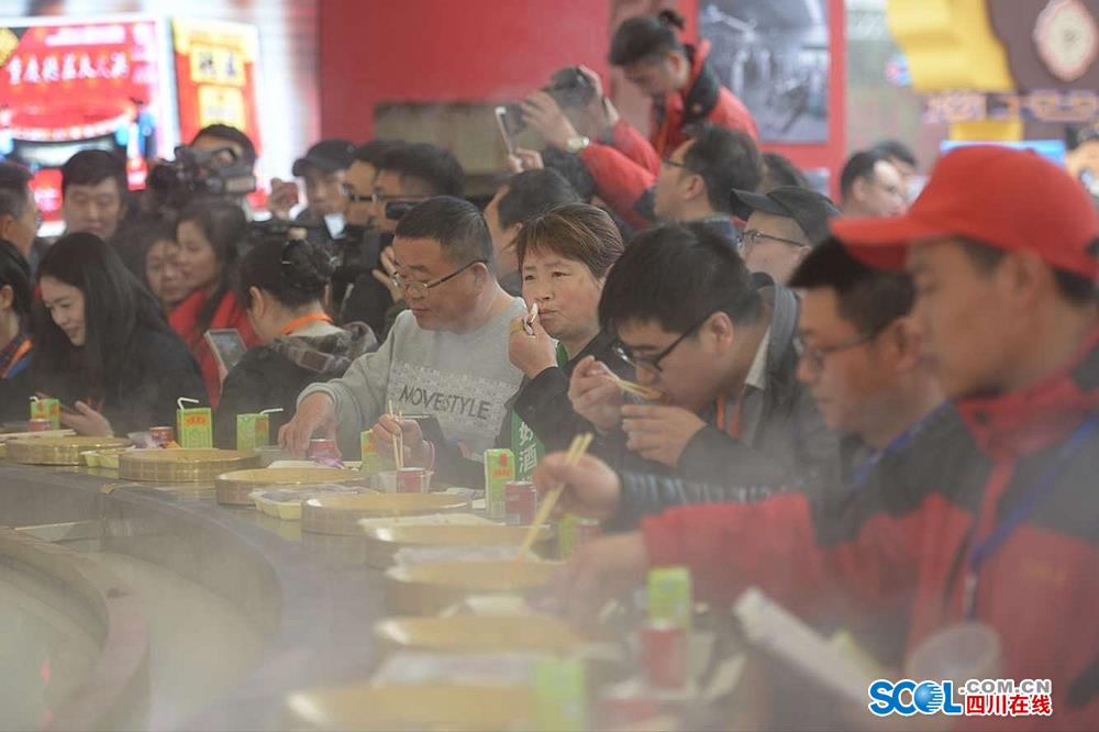 56 people eat from world's biggest hotpot