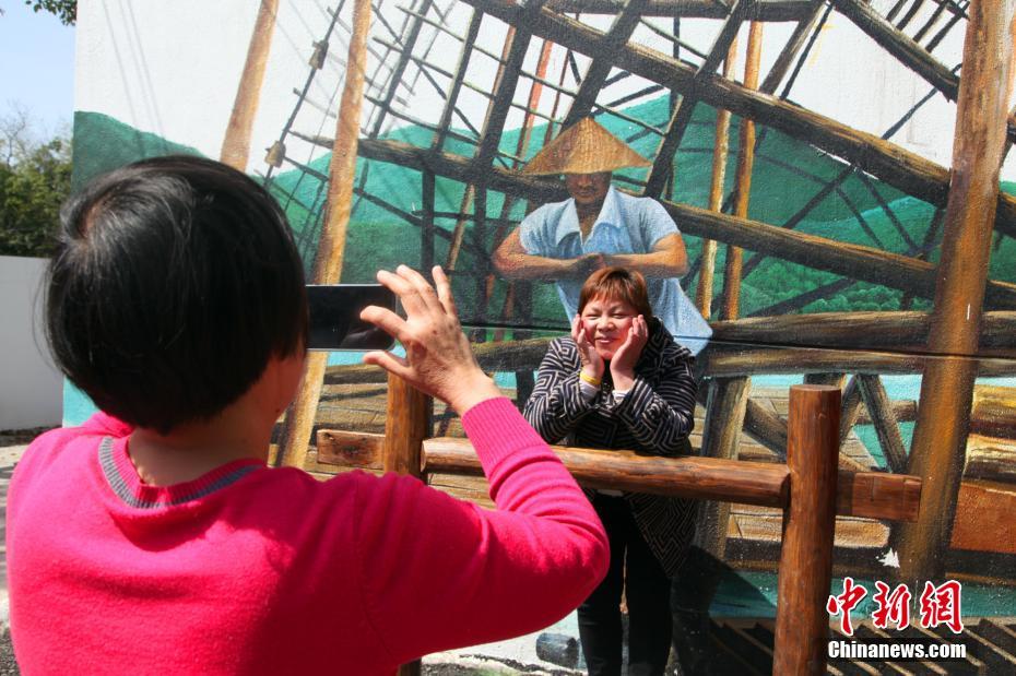 3-D mural catches eyes in rural Jiangxi