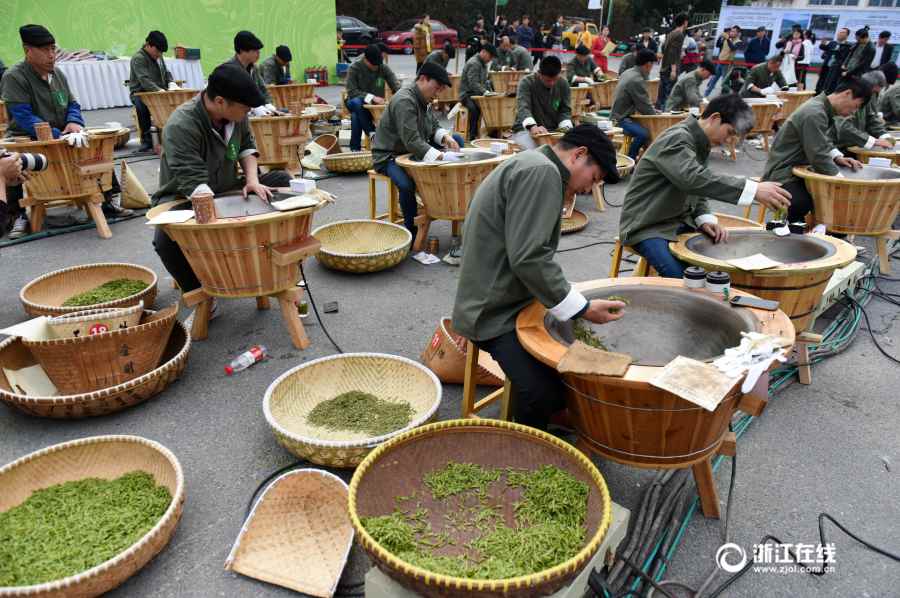 Tea-leaf frying contest held in southeastern China