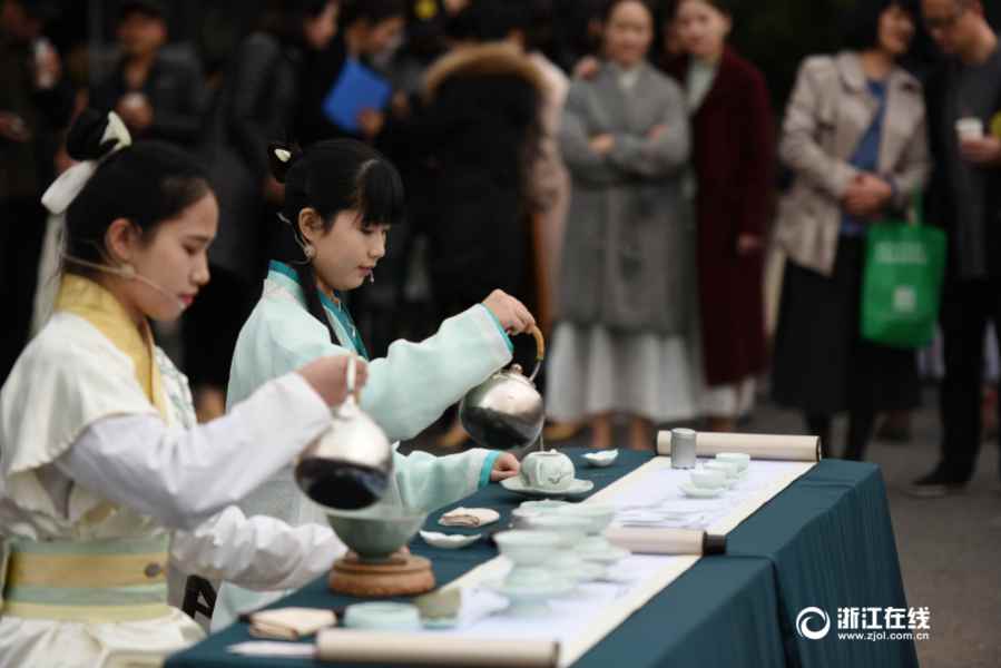 Tea-leaf frying contest held in southeastern China