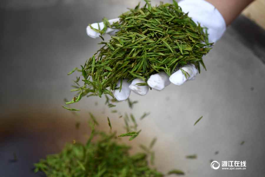 Tea-leaf frying contest held in southeastern China