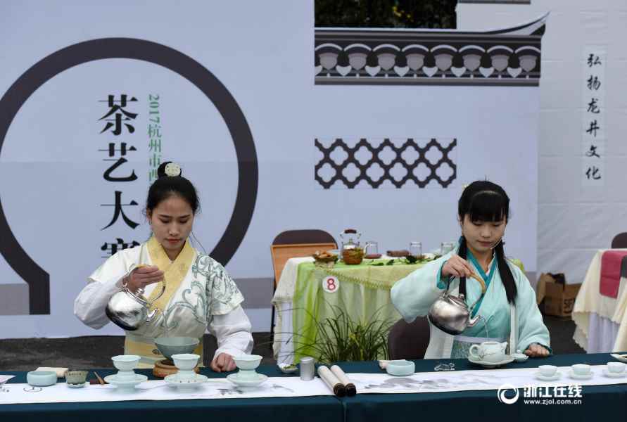 Tea-leaf frying contest held in southeastern China