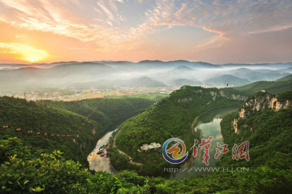 Chunqiu Village Gives Red Packets during the Tomb-Sweeping Day Festival