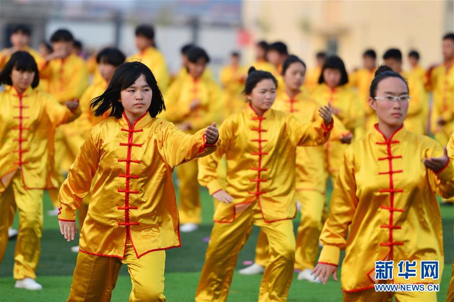 1,000 students from Hebei middle school learn tai chi