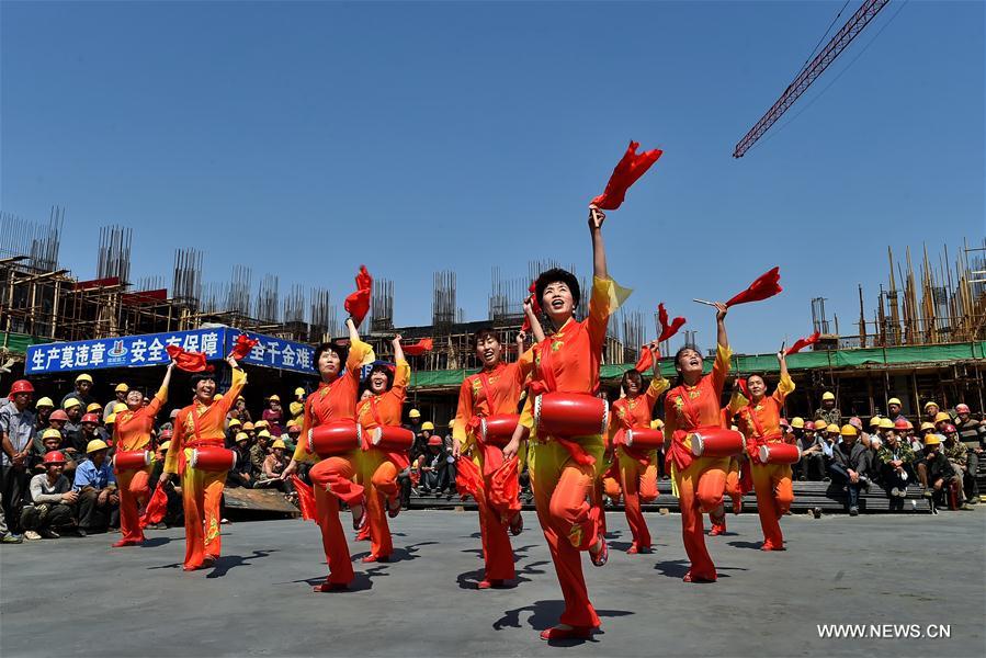 Migrant workers from SW China gather together to mark Labor Day holiday