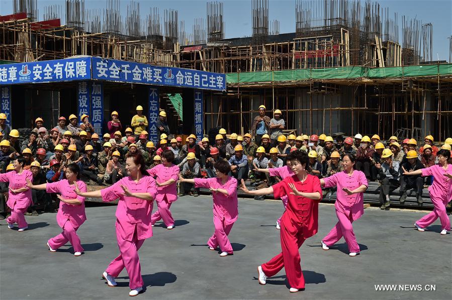 Migrant workers from SW China gather together to mark Labor Day holiday