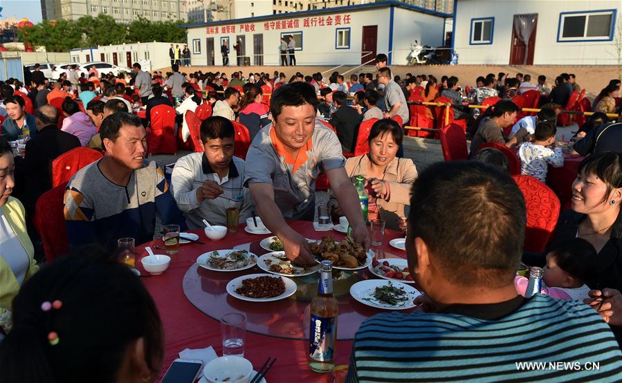 Migrant workers from SW China gather together to mark Labor Day holiday