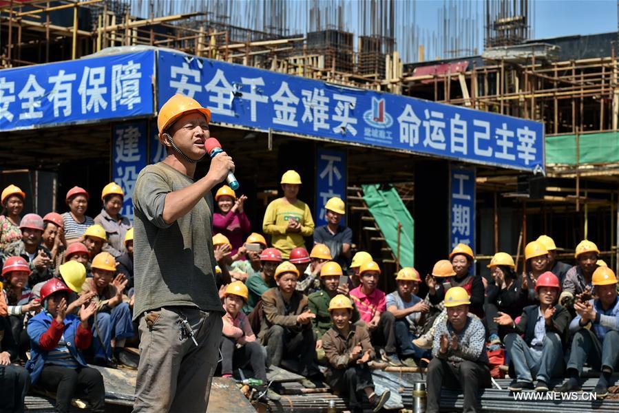 Migrant workers from SW China gather together to mark Labor Day holiday