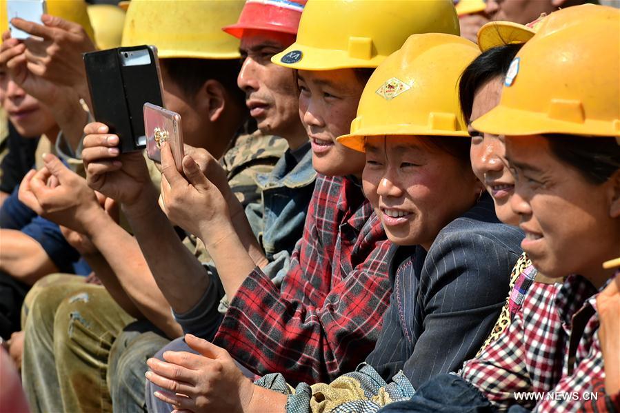 Migrant workers from SW China gather together to mark Labor Day holiday