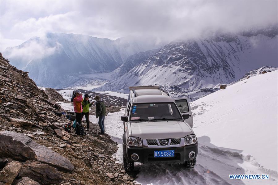 Scientists carry out 'body check' for Glacier No.1 in Tianshan Mountains