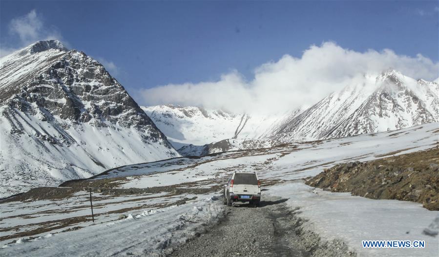 Scientists carry out 'body check' for Glacier No.1 in Tianshan Mountains