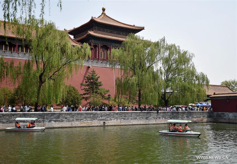 China sees tourism boom during May Day holiday