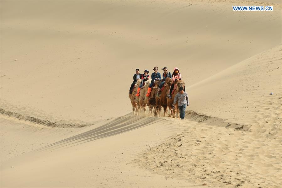 Mingsha Sand Mountain scenery zone in Dunhuang attracts tourists