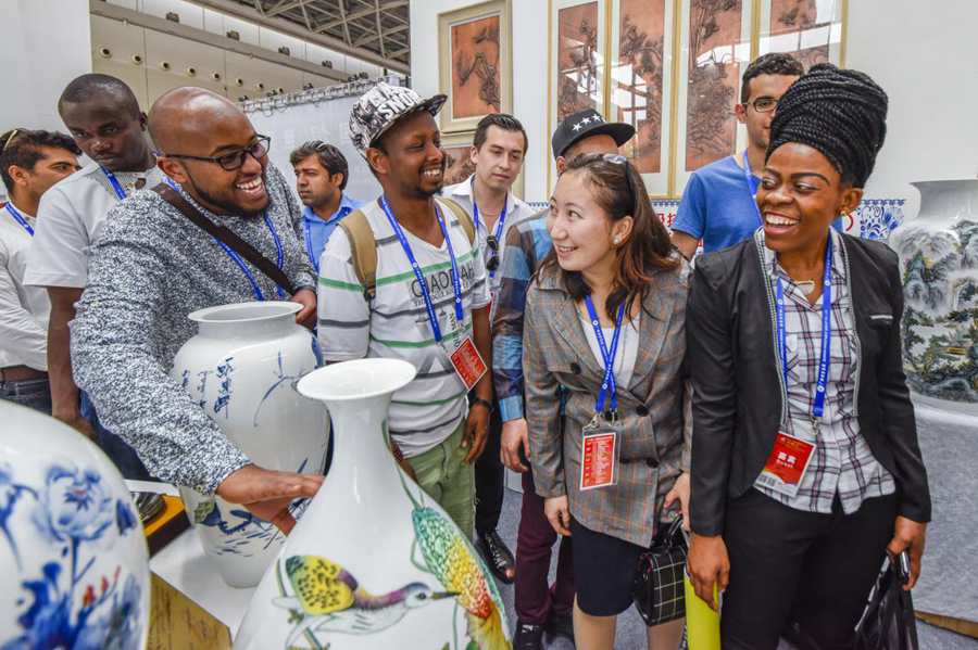 On April 13th, 2017 China - ASEAN Expo Cultural Exhibition was opened in Nanning, Guangxi. The exhibition revolves around the theme of "Building the 21st Century Maritime Silk Road and Promoting China-ASEAN people-to-people bonds". It has become a platform of cultural exchanges between China and ASEAN. Photo : Xinhua News Agency.