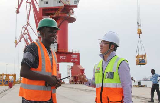 Chinese and Djiboutian administrative staff exchange views on a new dock built by China Merchants Group Limited (CGM) in the port in western suburb ofDjibouti. The multi-functional Doraleh dock has greatly improved the competence of the port. (Photo by Li Zhiwei from People’s Daily)