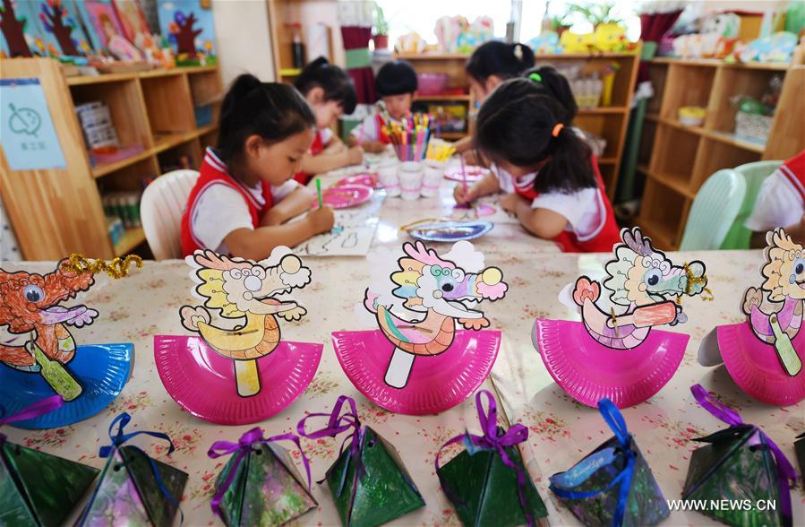 Kindergarten in Hebei holds activity to greet Dragon Boat Festival