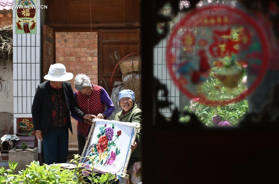 Successor of intangible cultural heritage of Ningxia makes embroidery works