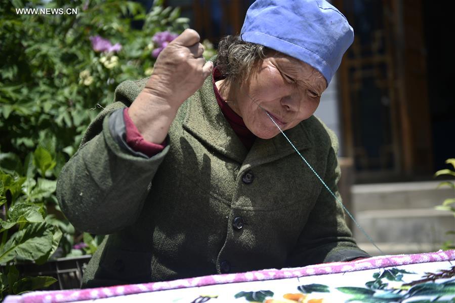 Successor of intangible cultural heritage of Ningxia makes embroidery works