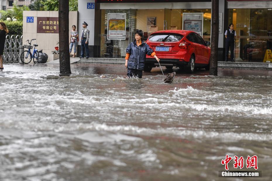 Storms flood Guangdong roads