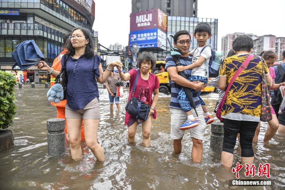 Storms flood Guangdong roads