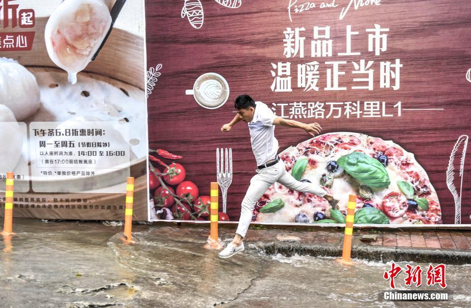 Storms flood Guangdong roads