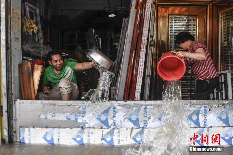 Storms flood Guangdong roads