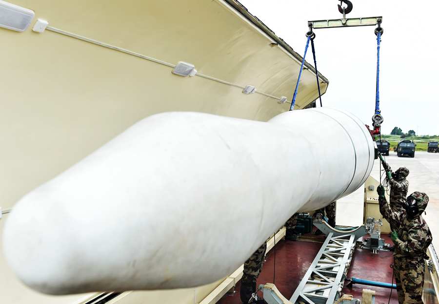 Soldiers erect DF-15 short-range ballistic missile system