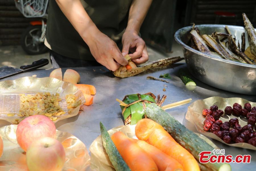 Giant panda enjoys zongzi at zoo in Yangzhou