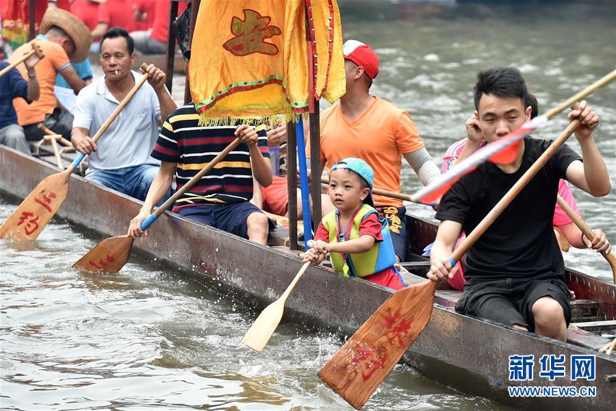 Guangdong dragon boat race staged to usher in Dragon Boat Festival 