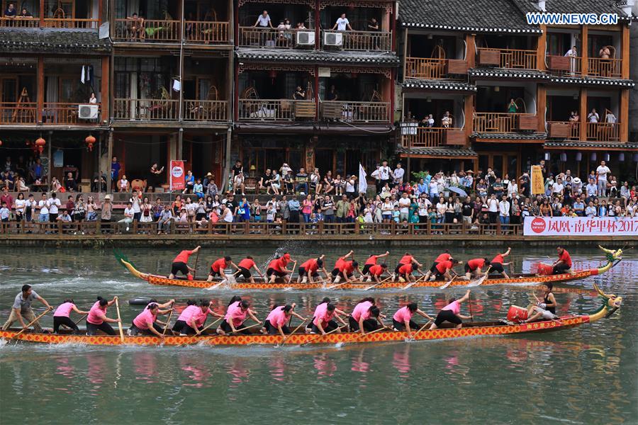 Dragon boat contest held in central China's Hunan