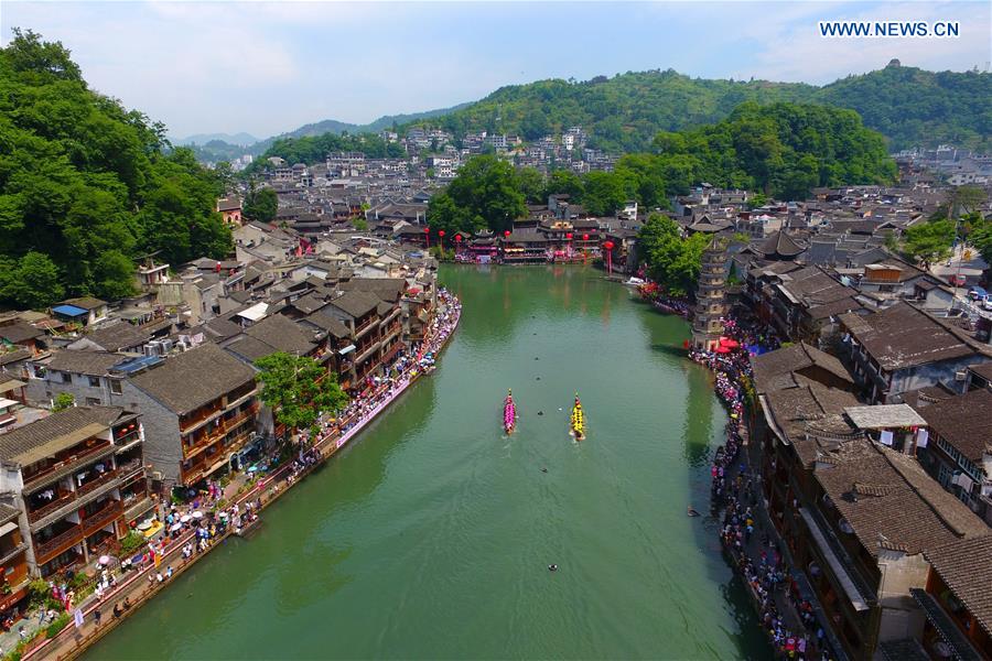 Dragon boat contest held in central China's Hunan