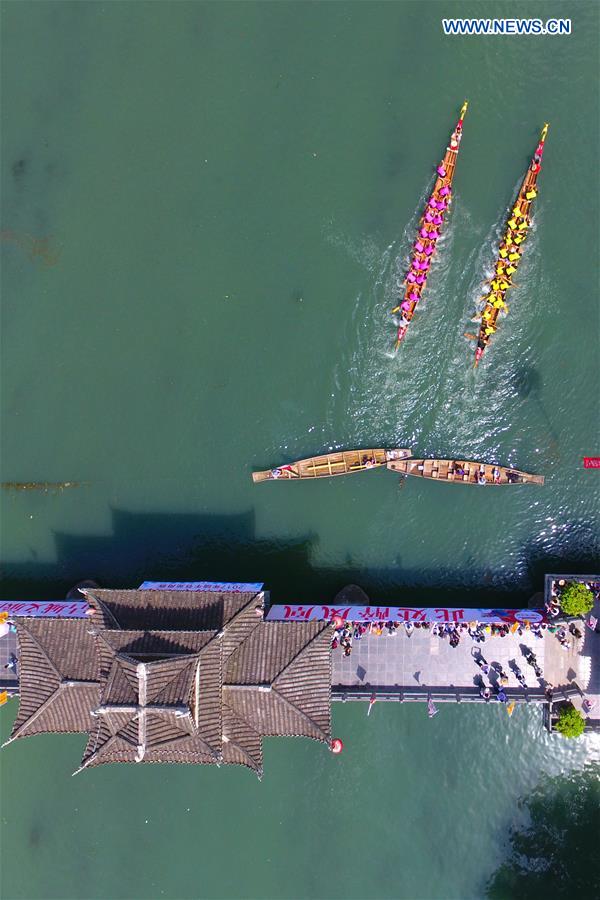 Dragon boat contest held in central China's Hunan