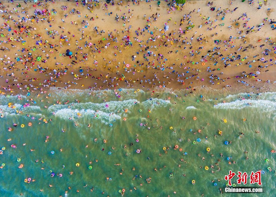 Nearly 200,000 enjoy dip at Haikou beach during Dragon Boat Festival