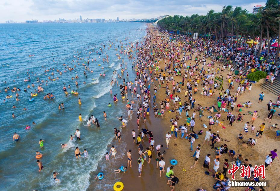 Nearly 200,000 enjoy dip at Haikou beach during Dragon Boat Festival