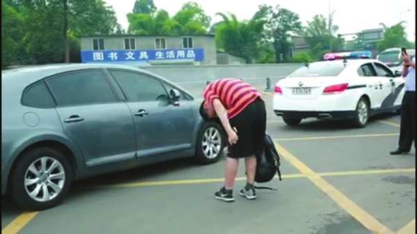 Student applauded for bowing to man who escorted him to college entrance exam venue