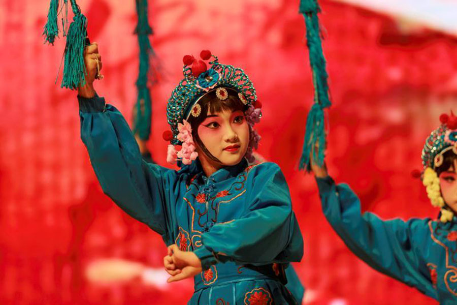 Students perform Peking Opera in Shandong