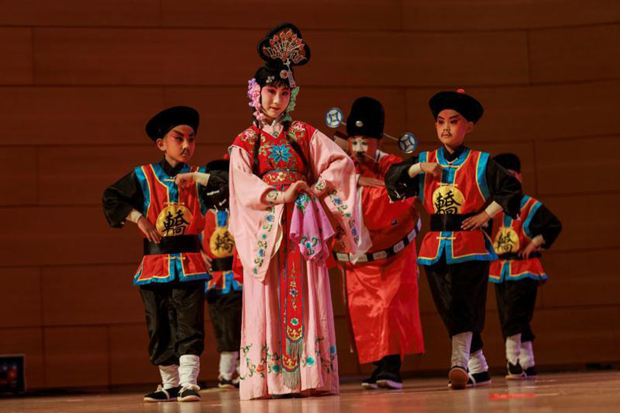 Students perform Peking Opera in Shandong