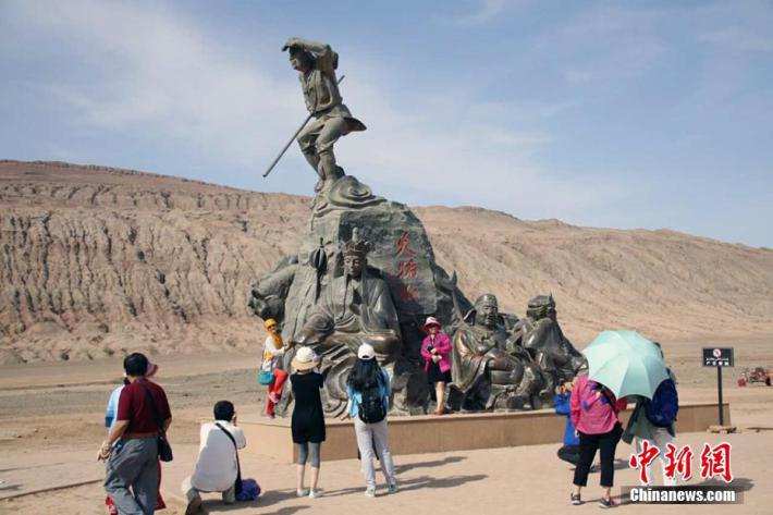 Temperatures on Xinjiang's Flaming Mountain hit 70 degrees Celsius