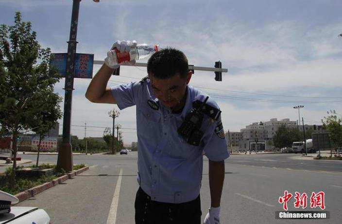 Temperatures on Xinjiang's Flaming Mountain hit 70 degrees Celsius