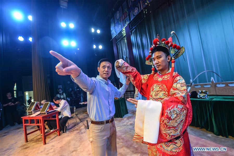 Guests of Summer Davos invited to taste Peking Opera