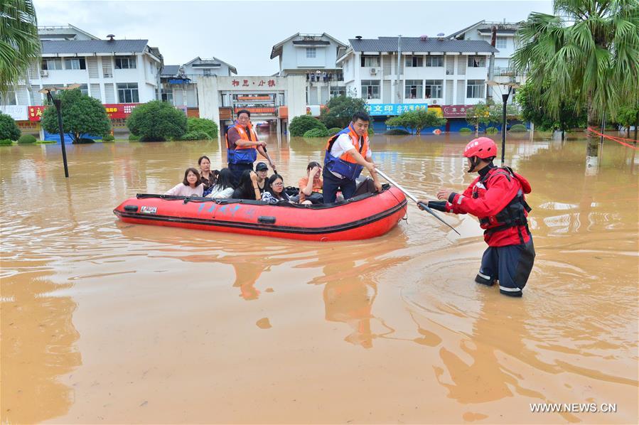 Rescuers transfer trapped students in flood-hit Guilin