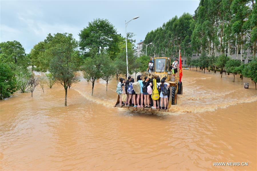 Rescuers transfer trapped students in flood-hit Guilin