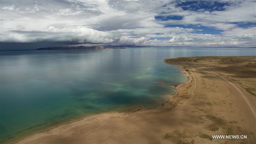 Scientists conduct scientific expedition to Qinghai-Tibet Plateau