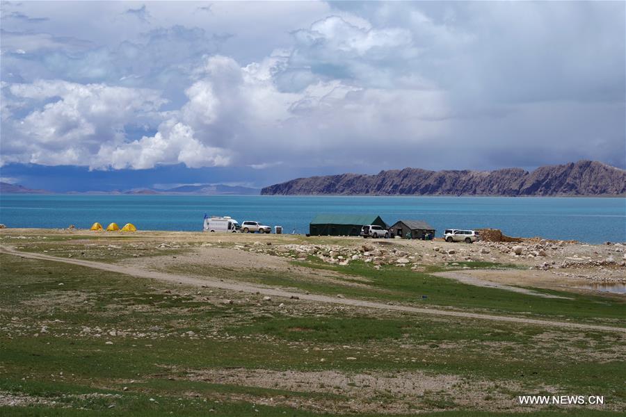 Scientists conduct scientific expedition to Qinghai-Tibet Plateau