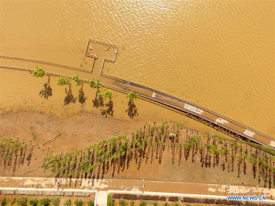 Water level of Xiangjiang river Changsha section drops below warning level